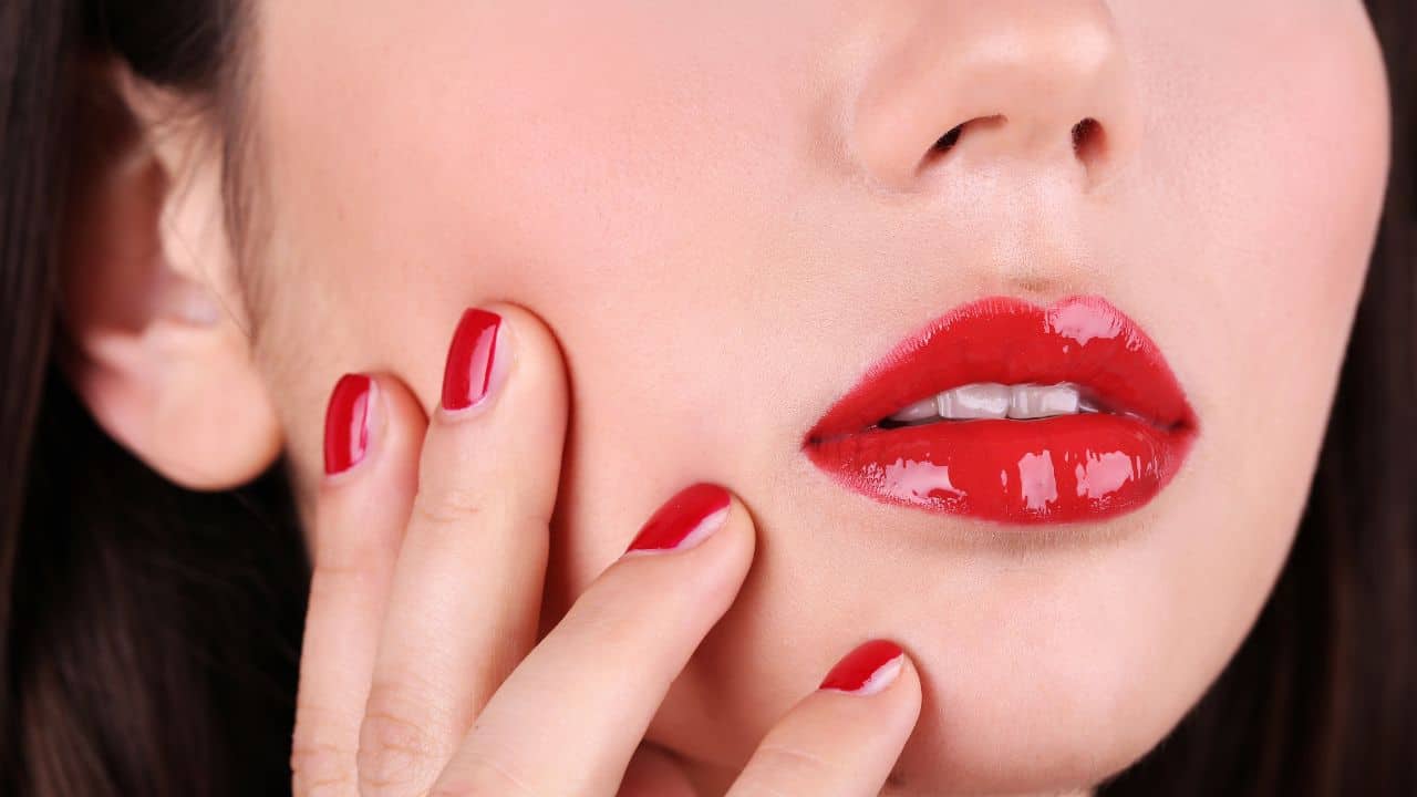 15 Must-Try Spring Makeup Trends X Glossy Vinyl Lips