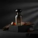 WIDIAN 7L fragrance bottle with amber stones and textured background.