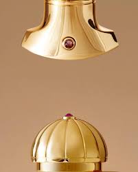 Amouage magnetic cap mechanism and Khanjar design detail 