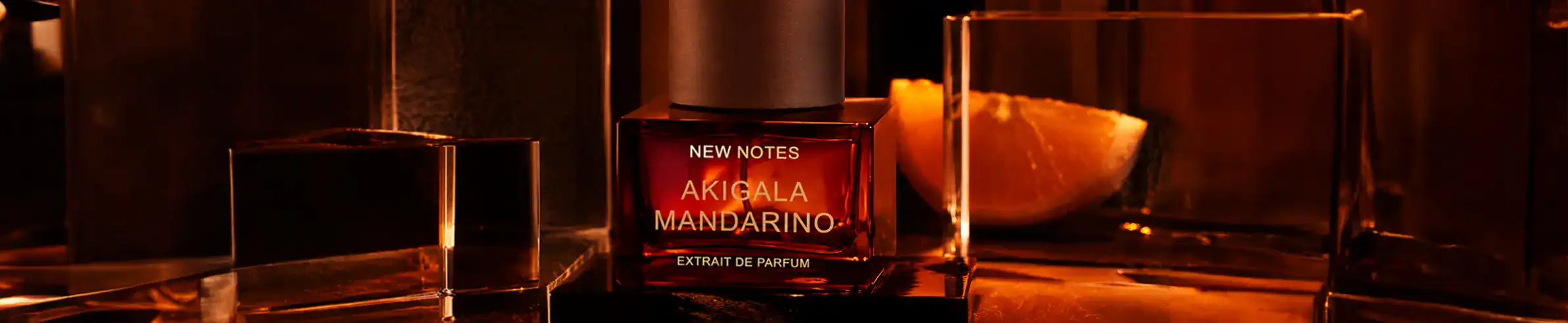 Elegant perfume box with "New Notes Akigala Mandarino" label on a reflective surface.